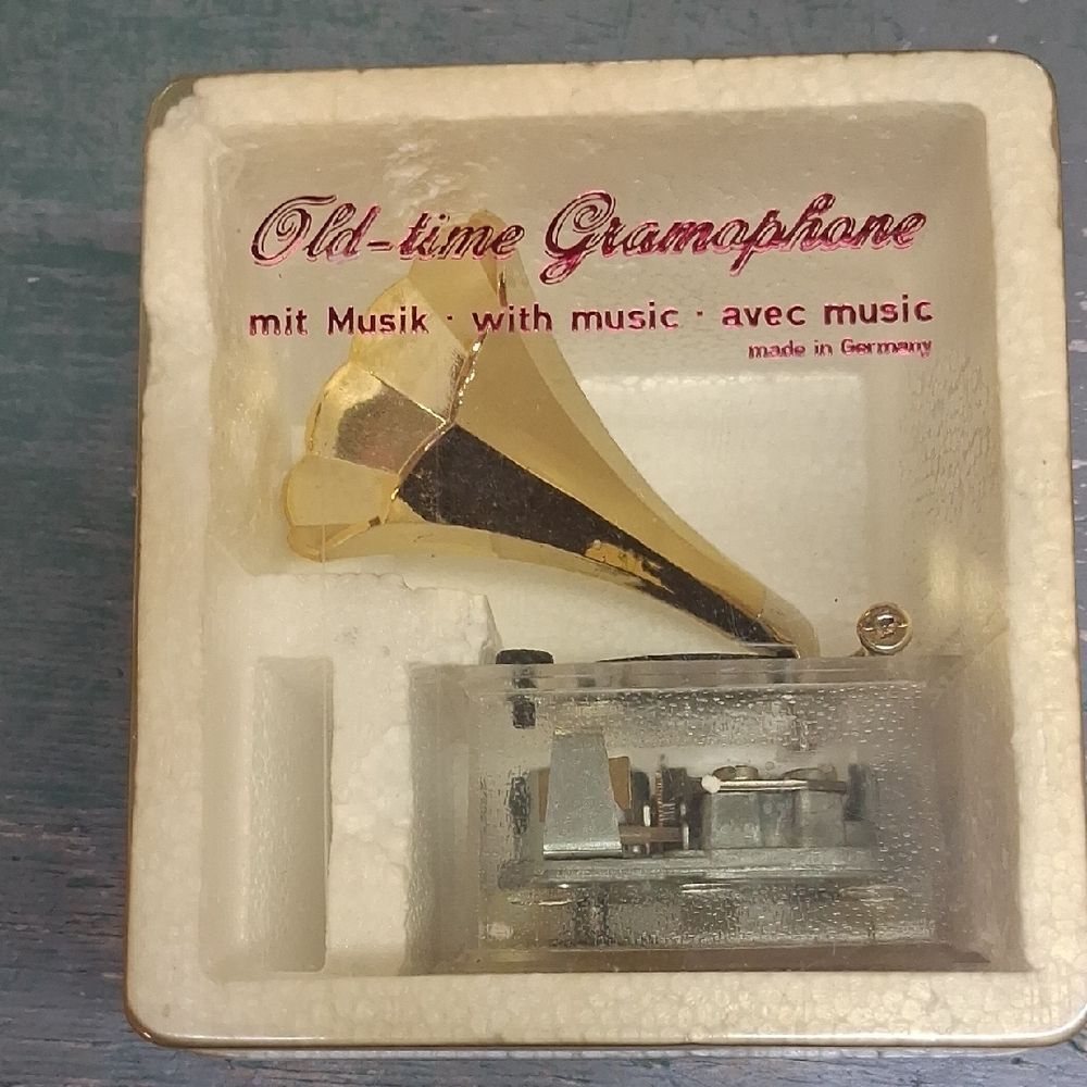 Vintage style gramophone music box, Made In Germany, Plays Dr. Schiwago.‎
